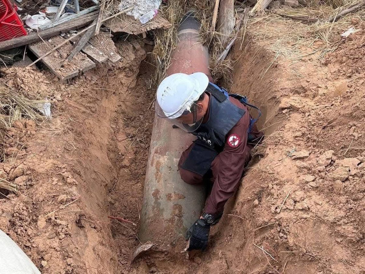 DithSovannarith's tweet photo. Today 30th July 2025, CMAC experts have responded to an emergency call from affected local community to clear a bomb. This bomb as the remnants of war identified as an aerial bomb MK-84 dropped Thai Air Force, MK-84 with total weights around 1.000kg and 3.5 meters long​ ... https://t.co/myvtK0I24K