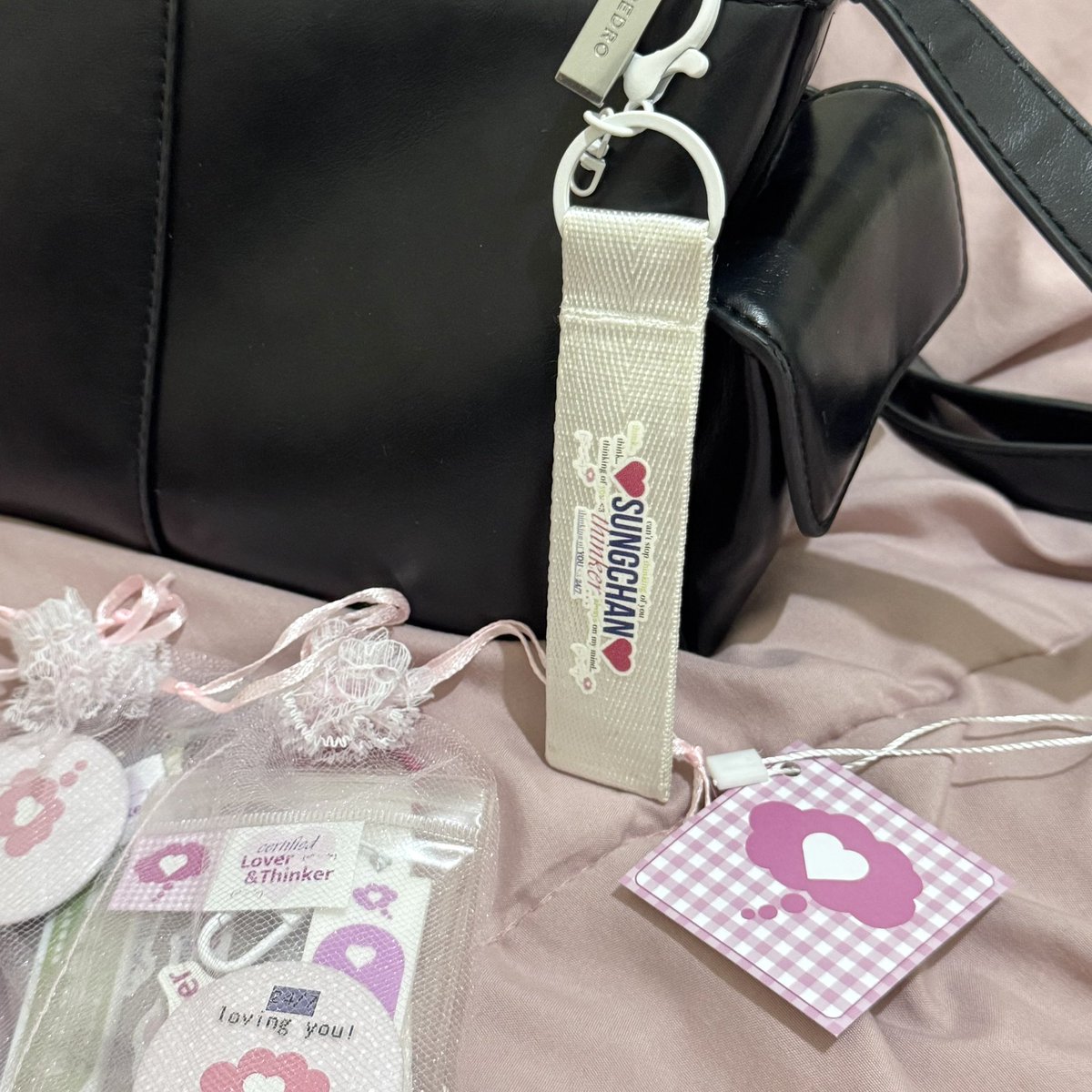 luv_thinker's tweet photo. wts strap keychain!

ready: sohee, sungchan, &amp; scoups
15.000 / each

t. want to sell, keyring, ganci, pink, seventeen, riize https://t.co/i1KTyGRoyS
