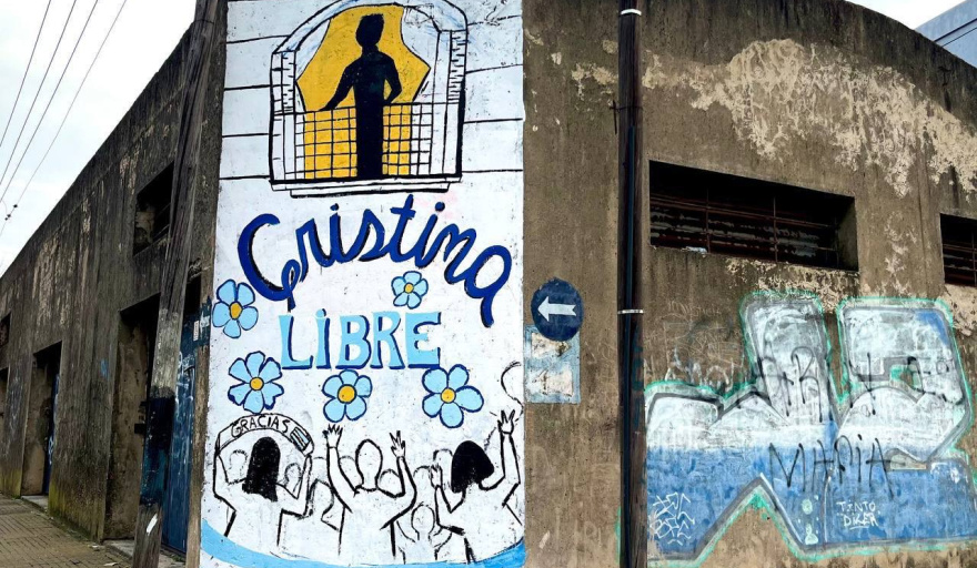 Qué rápido pasan página algunos dirigentes, (con Perón pasó lo mismo). Se van a (volver) a equivocar. 
Un sector amplio del pueblo llano, mantiene un lazo afectivo que resiste el "siga siga". No van a votar.
"Cristina libre" no es una consigna de campaña, es una condición de