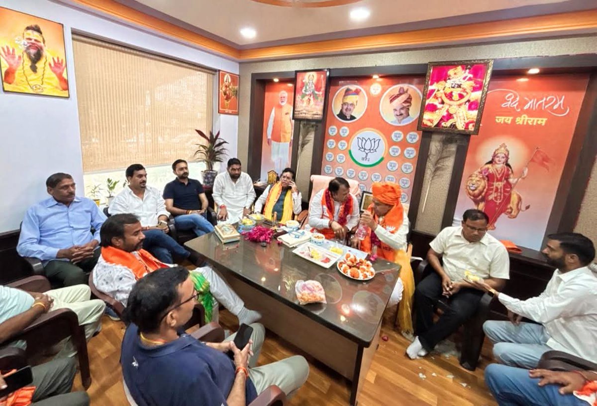 BjpAnubhav's tweet photo. आज भाजपा जयपुर शहर कार्यालय में केबिनेट मंत्री, राजस्थान सरकार आदरणीय @JogarampatelMLA जी भाईसाहब पधारें जिनका आदरणीय @bjpamitgoyal जी भाईसाहब के नेतृत्व में भव्य स्वागत एवं अभिनंदन किया गया....

@BhajanlalBjp @Ra_THORe @madanrrathore https://t.co/Hab8nwQWKM