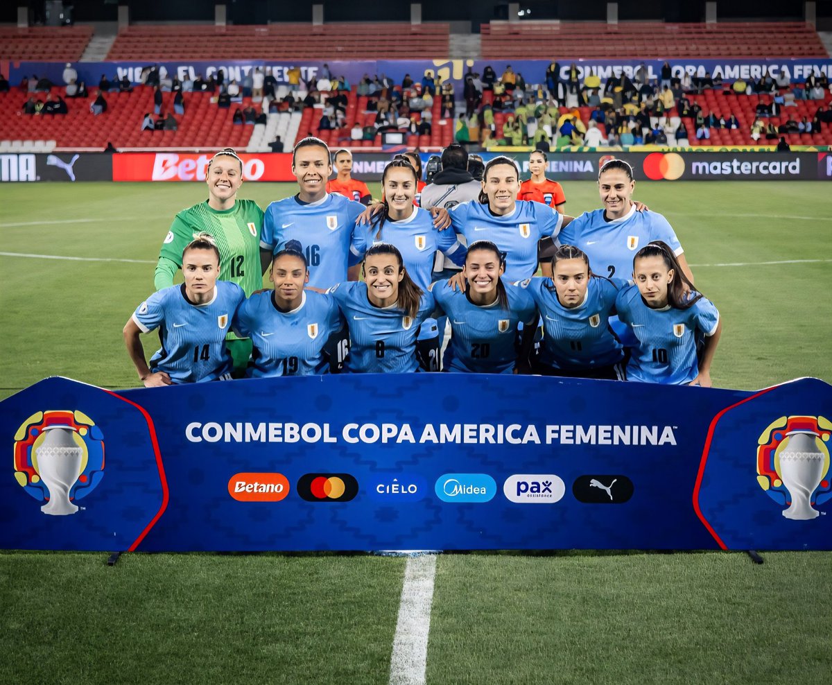 Orgullo de todo un país. Dejaron todo, contra una selección infinitamente campeona.
La mayoría de estas jugadoras pudieron emigrar a pesar de la situación crítica del fútbol femenino en Uruguay. 
Materia prima hay de sobra...