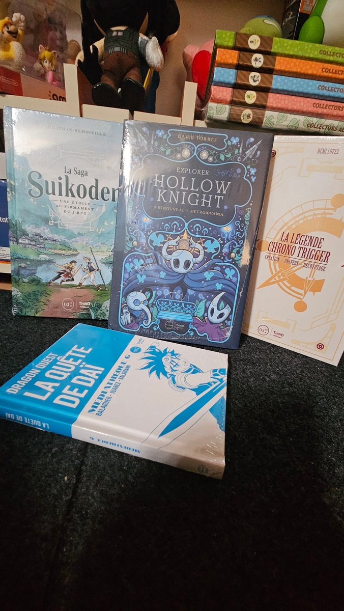 Lecture Gaming (@lecture_gaming) on Twitter photo Ma commande livre gaming passée chez <a href="/ThirdEditions/">Third Éditions</a> . J'ai profité des soldes pour prendre la dernière sortie "Explorer Hollow Knight" et du coup j'avais le droit au petit livre de la collection Médiathèque. 😁 C'était tout bénef ! Ma commande livre gaming passée chez <a href="/ThirdEditions/">Third Éditions</a> . J'ai profité des soldes pour prendre la dernière sortie "Explorer Hollow Knight" et du coup j'avais le droit au petit livre de la collection Médiathèque. 😁 C'était tout bénef !