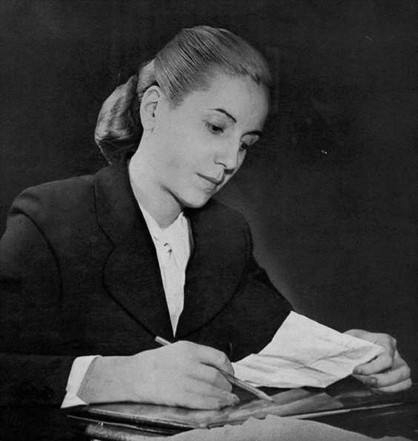 "Yo los he visto marearse por las alturas a dirigentes obreros entregados a los amos de la oligarquía por monedas".

Evita 🇦🇷
