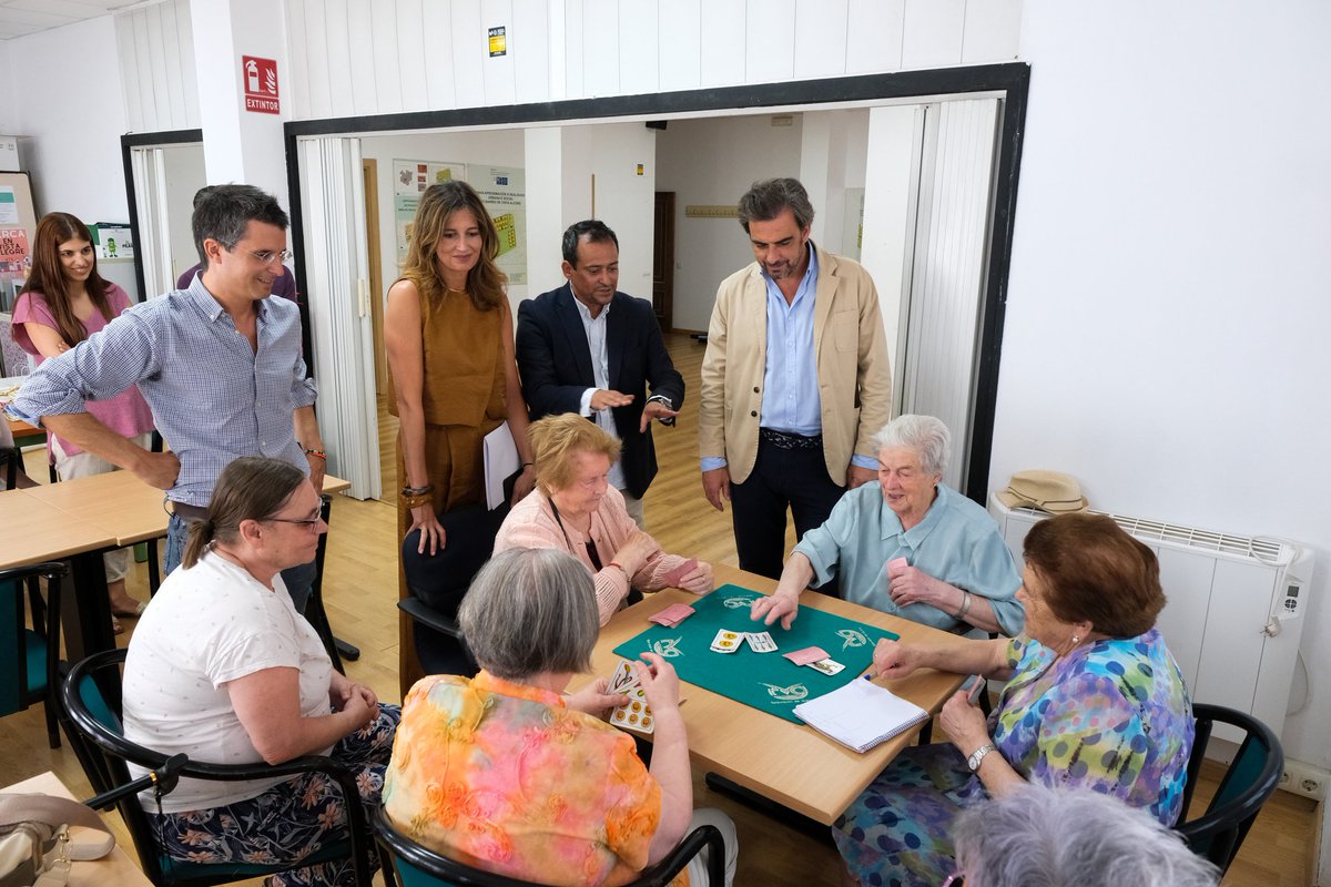 Nunha visita á AV compostelá Álvaro Cunqueiro comprobamos a relevancia das axudas ao asociacionismo local, reforzadas este ano cunha maior dotación, 4M€, para dar así maior resposta

Logramos o obxectivo, medrando nun cento tanto os beneficiarios como as accións financiadas