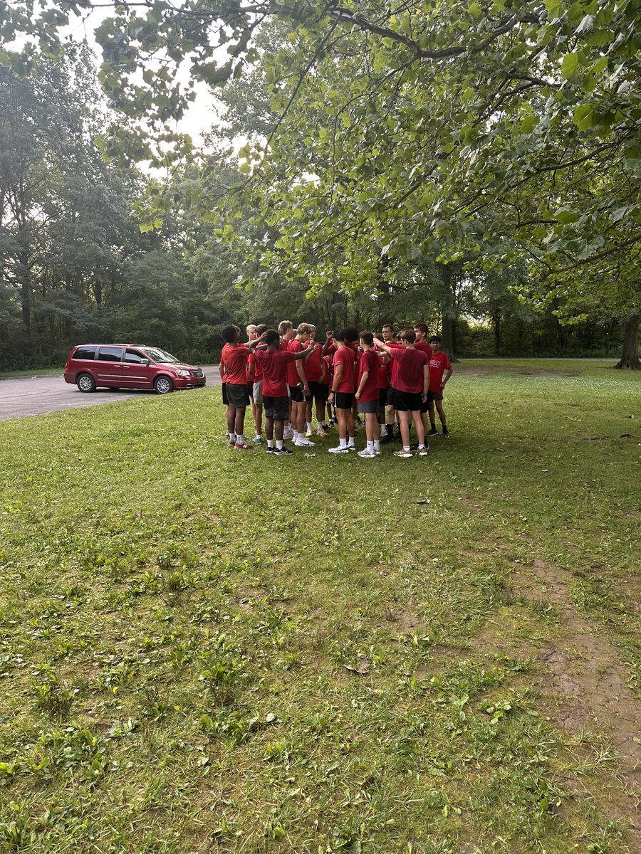 Today was the final day of morning conditioning. After running a Blacklick Park the boys headed over to Jolly Pirate Donut to get some refreshments. 

#bishop #hartley #hawks #donuts #soccer