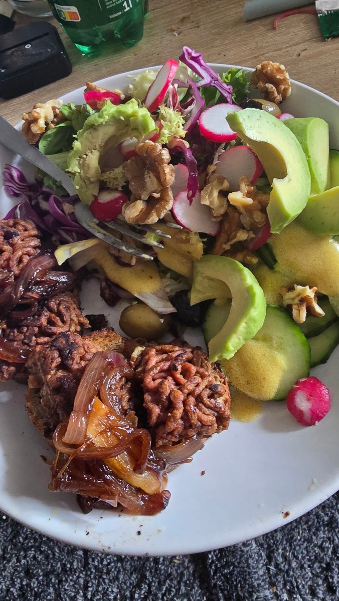 Vraiment, repas full vegan car au final je prefere la proteines de pois niveau goût au lieu du oeufs...
Vraiment, un ✨️DELICE✨️
Avec des p'tits oignons confits maison🥴