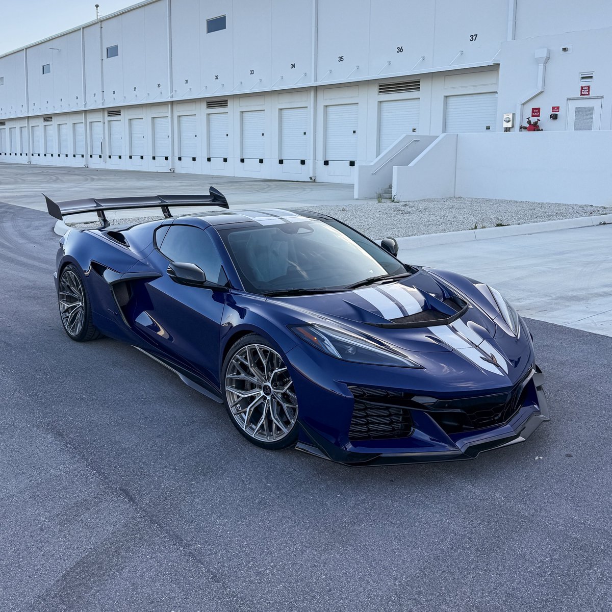 KFLETCH___'s tweet image. GM. Got myself a mid week monster! The new 2026 C8 Corvette ZR1. The 1,000HP American Muscle Supercar. VelosDesign project. Time for some fun!