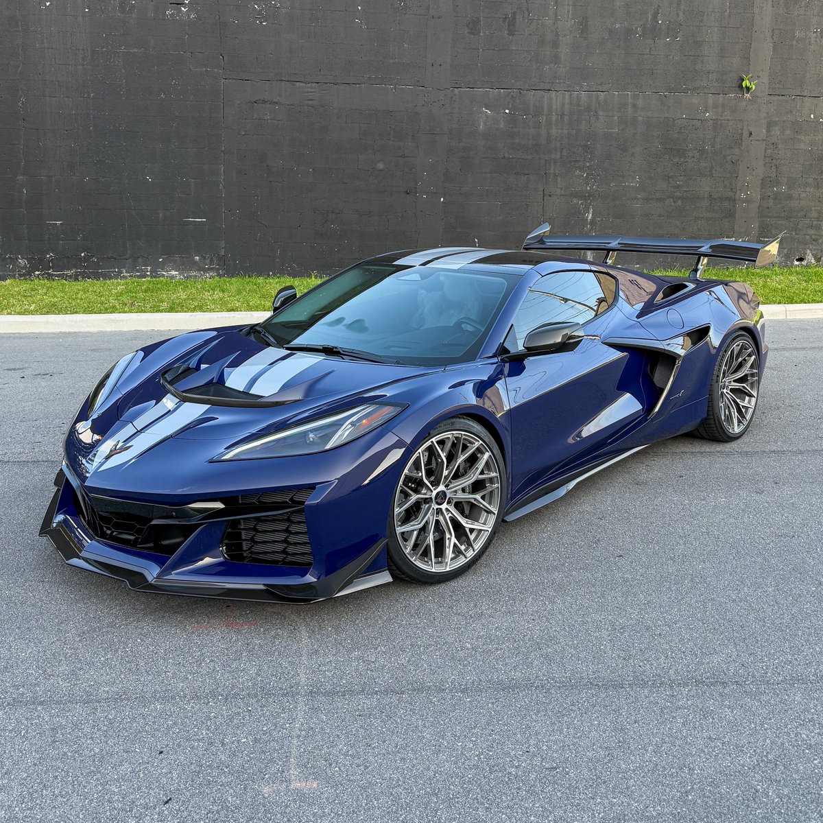 KFLETCH___'s tweet image. GM. Got myself a mid week monster! The new 2026 C8 Corvette ZR1. The 1,000HP American Muscle Supercar. VelosDesign project. Time for some fun!