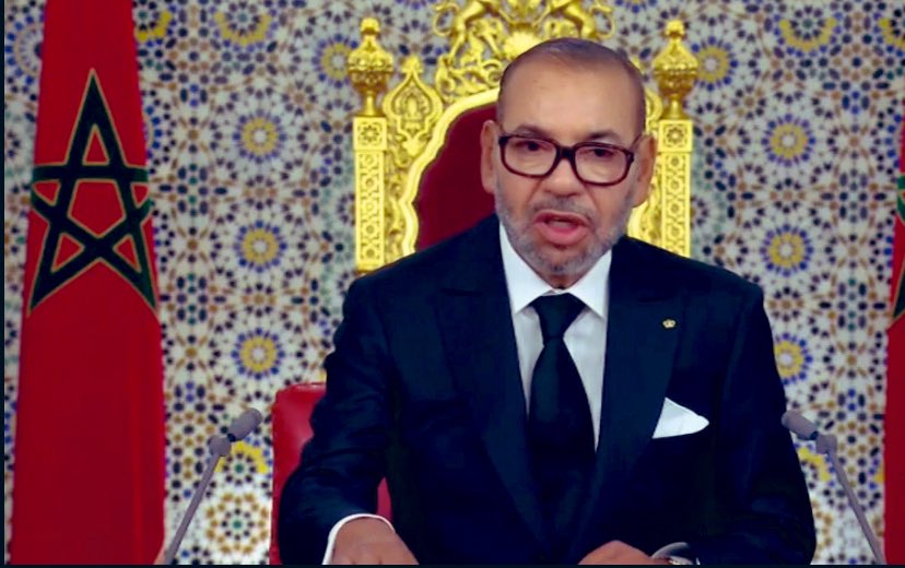 26 سنة من حكم ملكٍ يستحوذ على معظم السلط داخل البلاد، ملكٌ يتقاضى يوميًا أكثر من 950 مليون سنتيم من أموال المغاربة، ملكٌ تفوق ميزانية قصوره نظيرتها في بريطانيا وبلجيكا، ملكٌ لم ينتخبه أحد، بل فُرض على الشعب عبر طقوس تكرّس ثقافة الخضوع والعبودية.ملك ميزانية بلاطاته تتجاوز بكثير ما