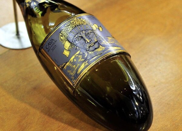 Nuevo revés para el sector del cava. Una de sus bodegas más icónicas, Celler Kripta, fundada por uno de los prohombres de la denominación de origen, Agustí Torelló Mata, ha anunciado hoy su decisión de abandonar la DO Cava para incorporarse a la marca Corpinnat. <a href="/TorelloViticult/">Torelló</a>