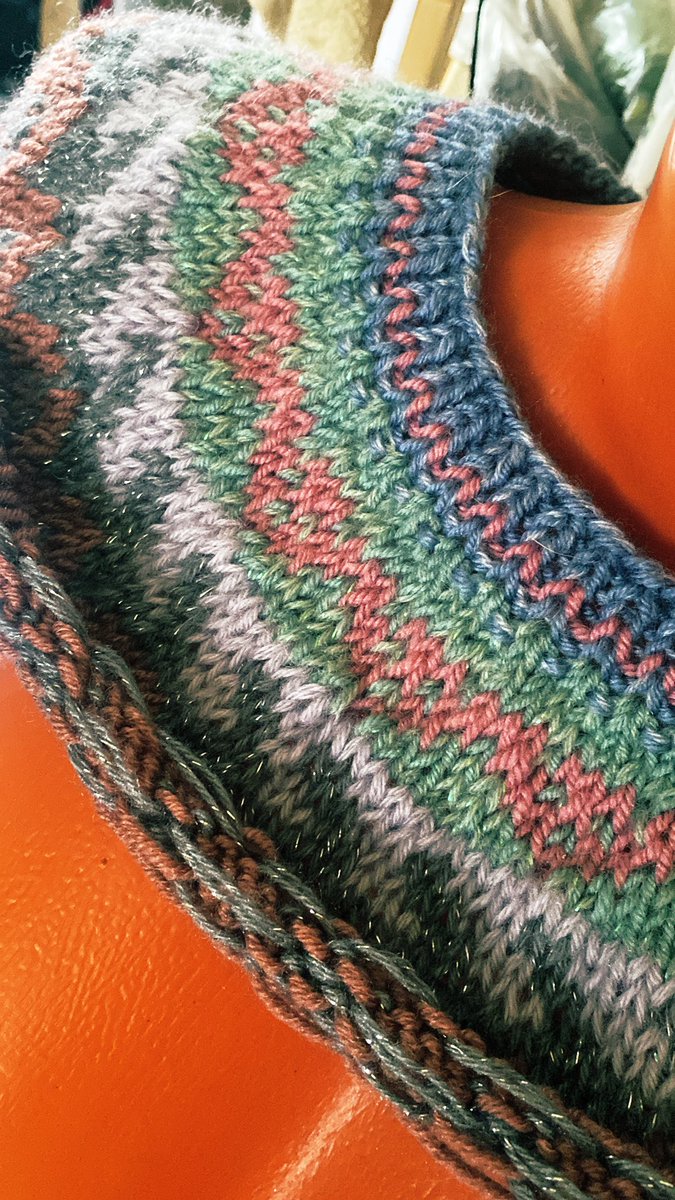 Домучила шаль крючком
Продается и срочно, альпака, шаль Аврора
5500 р (на выкуп лекарств 5 числа не хватает 8 тысяч)
И пытаюсь вязать свитер и, несмотря, на то, что вязать приходится под вентилятором, направленным на руки, все-так потихоньку кокетка растет