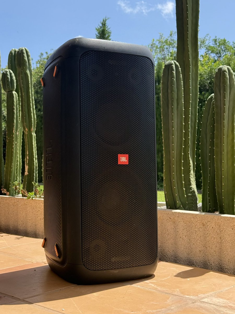 Nothing beats fixing hardware with your own hands. Today it was a <a href="/JBLaudio/">JBL</a> PartyBox (2018) that lived outdoors:
– New battery
– Cleaned up rust
– Evicted a family of spiders
– Refurbished the grill
2 bonus screws left over. A little tradition of gratitude from devices I fix😅🪛