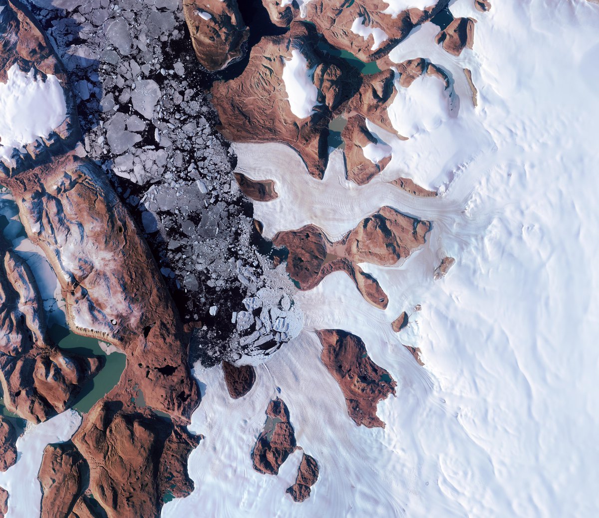 Breaking! 🧊🔨⛲️ 

Greenland subglacial flood bursts through ice sheet surface.

CryoSat helps show how a huge flood beneath the Greenland Ice Sheet surged upwards with such force that it fractured the ice sheet.

<a href="/CPOM_news/">CPOM</a> <a href="/malmcmillan/">Malcolm McMillan</a> 

esa.int/Applications/O…