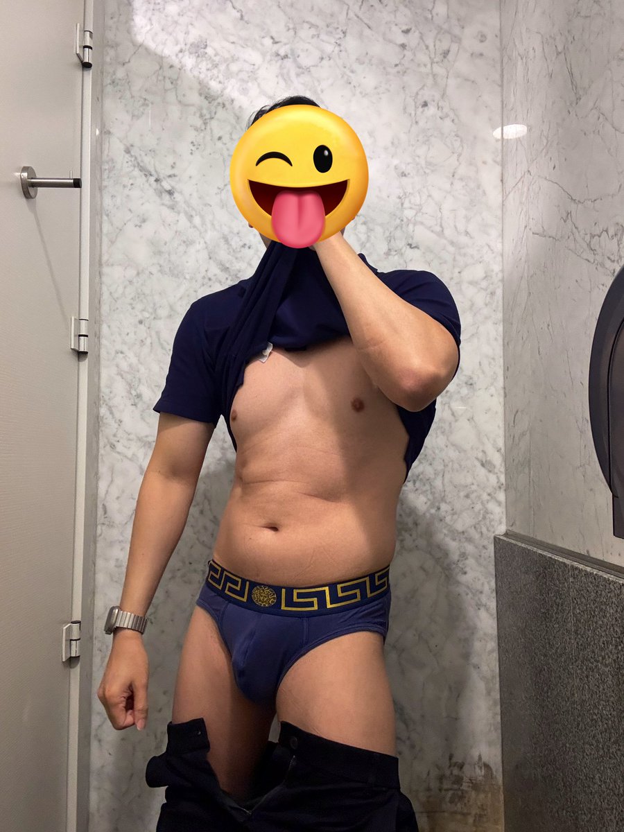 This Versace briefs really enhances the bulge. Would u like to taste it? Retweet now! 🍆