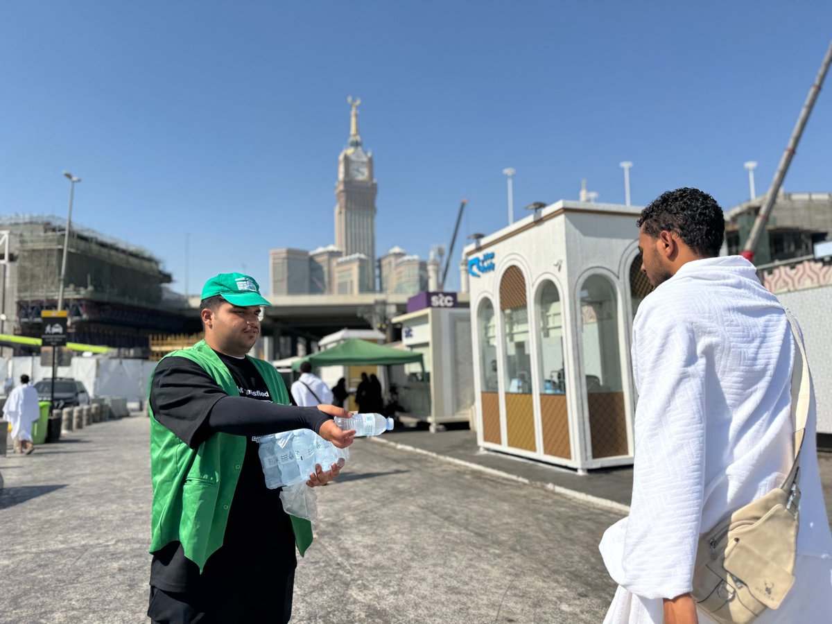 nmamakkyah's tweet photo. 📸 مشاهد من الميدان..
في كل لقطة حكاية عطاء، وفي كل عبوة ماء دعوة صادقة 💧🕋
⁧#نماء_المكية⁩ تواصل مشروع #سقيا_المعتمرين بخدمة ⁧#ضيوف_الرحمن⁩ في ساحات الحرم، وبدعمكم يستمر الخير 🌿
قال ﷺ: "أفضل الصدقة سقي الماء"

🔗 https://t.co/bIPYLC4Yc8
💳 SA3380000502608010451212

#نماء_المكية #لتنمية_مستدامة
#مكة #صدقة #سقيا_الماء