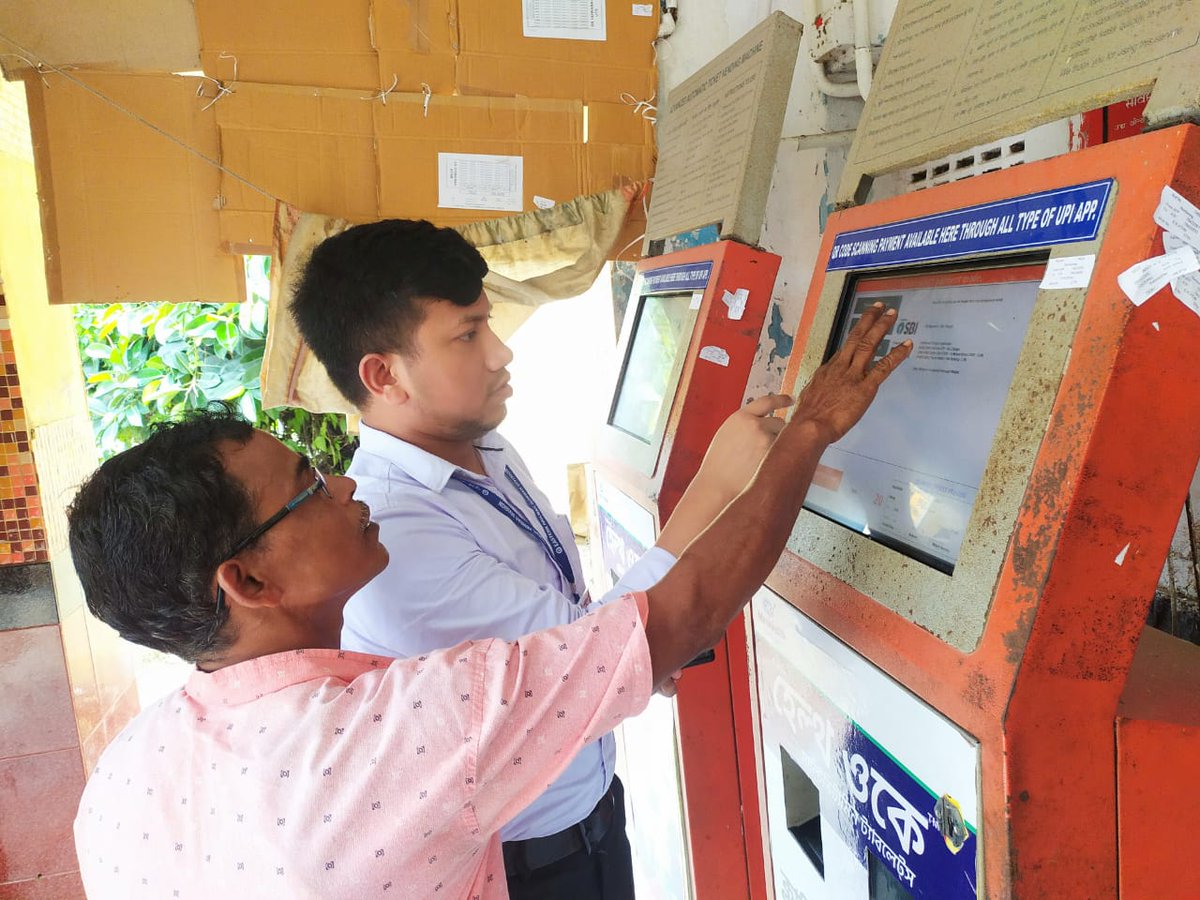 📢 ATVM Proliferation Campaign by #HowrahDivision
Promoting digital payments via UPI/BHIM/QR apps on ATVMs at stations like Gobra, Janai Rd, Begumpur &amp; more.
✅ Faster tickets
✅ Less crowd
✅ Cashless travel
Aligned with #DigitalIndia 🌐
#EasternRailway #SmartTravel #ATVM