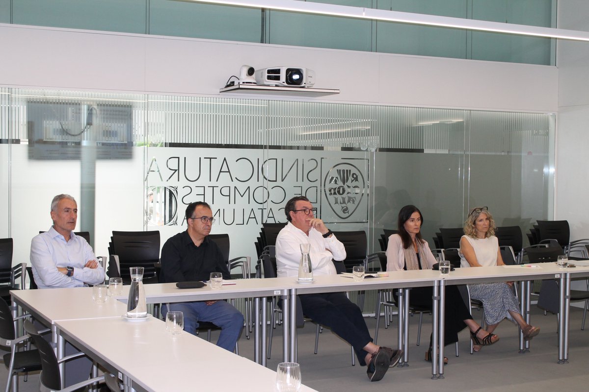 Sindicatura de Comptes de Catalunya (@sindicaturacat) on Twitter photo La <a href="/sindicaturacat/">Sindicatura de Comptes de Catalunya</a> ha rebut aquest migdia la visita de l'interventor general de la <a href="/gencat/">Generalitat de Catalunya</a>, David Canada, amb l'interventor adjunt, Joan Guerrero, després de presentar a l'òrgan fiscalitzador el Compte general de la Generalitat de l'exercici 2024👇
🔗 bit.ly/3J7TeY6 La <a href="/sindicaturacat/">Sindicatura de Comptes de Catalunya</a> ha rebut aquest migdia la visita de l'interventor general de la <a href="/gencat/">Generalitat de Catalunya</a>, David Canada, amb l'interventor adjunt, Joan Guerrero, després de presentar a l'òrgan fiscalitzador el Compte general de la Generalitat de l'exercici 2024👇
🔗 bit.ly/3J7TeY6