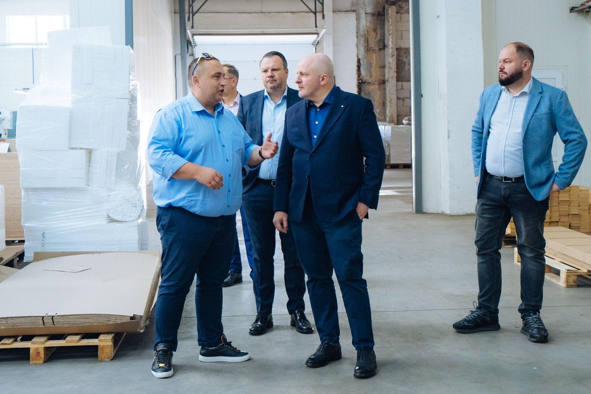 WIPMEB na czele z prezesem Waldemarem Wojnarem polska firma 🇵🇱 i świetna marka meblarska. Działają także na Ukrainie, pochodzą z Podkarpacia. Po ludzku podziwiam aktywność tej nowoczesnej firmy, która wie jak produkować na Ukrainie sprzedawać w Unii i budować tym samym mosty.