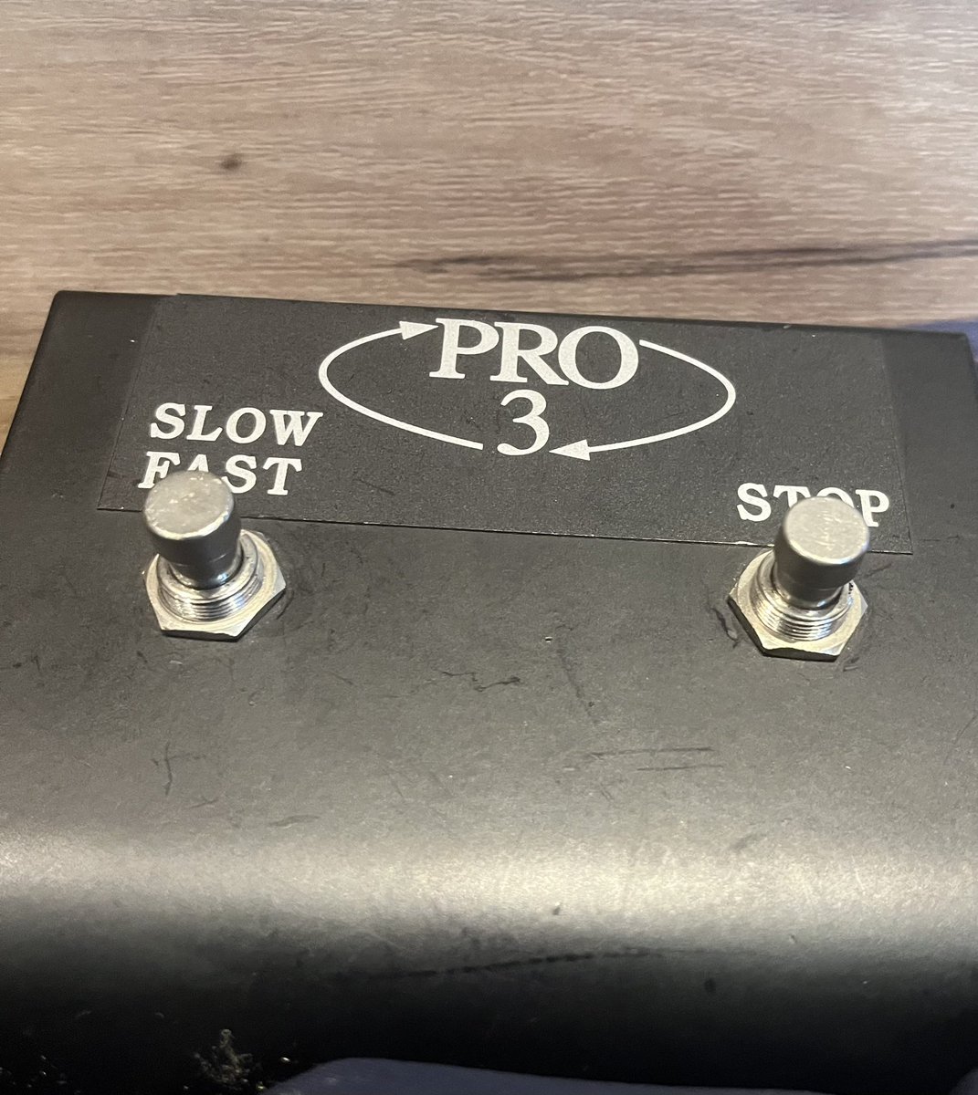 tanguch10's tweet photo. レスリースピーカーのslow/fastのフットスイッチにstopスイッチもついています。これまず使う事ないんですが、うっかり踏んでしまう事態があり、まあまあ迷惑スイッチ。そうしたらスイッチを踏まないガードするネジの存在(写真2)を知り購入。こりゃいい！これから安心
#footswitch https://t.co/SHIpVXx3i3