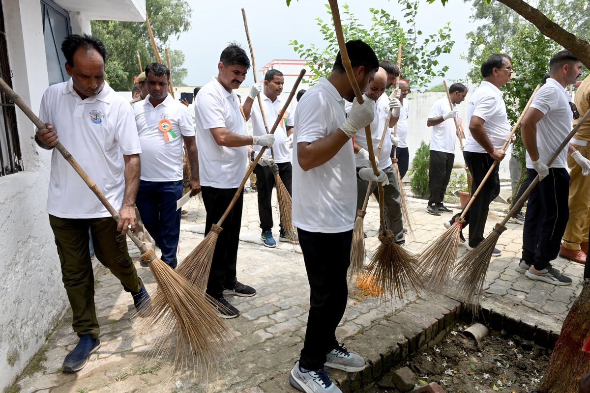 Governor of Uttar Pradesh (@governorofup) on Twitter photo рд░рд╛рдЬреНрдпрдкрд╛рд▓, рд╢реНрд░реАрдорддреА рдЖрдирдВрджреАрдмреЗрди рдкрдЯреЗрд▓ рдЬреА рдХреА рдкреНрд░реЗрд░рдгрд╛ рд╕реЗ рдЖрдпреЛрдЬрд┐рдд тАШрдПрдХ рдкреЗрдбрд╝ рдорд╛рдБ рдХреЗ рдирд╛рдо 2.0тАШ рдЕрднрд┐рдпрд╛рди рдХреЗ рдЕрдВрддрд░реНрдЧрдд рд░рд╛рдЬрднрд╡рди рд▓рдЦрдирдК рд╕реЗ рдЕрдзрд┐рдХрд╛рд░рд┐рдпреЛрдВ рдПрд╡рдВ рдХрд░реНрдордЪрд╛рд░рд┐рдпреЛрдВ рдХреА рджреЛ рджрд┐рд╡рд╕реАрдп рд╕рд╛рдЗрдХрд┐рд▓ рд░реИрд▓реА, рд╡реГрдХреНрд╖рд╛рд░реЛрдкрдг рдФрд░ рд╕реНрд╡рдЪреНрдЫрддрд╛ рдЕрднрд┐рдпрд╛рди рдЬрдирдкрдж рдмрд╛рд░рд╛рдмрдВрдХреА рдореЗрдВ рдЪрд▓рд╛рдпрд╛ рдЧрдпрд╛ред рд░рд╛рдЬреНрдпрдкрд╛рд▓, рд╢реНрд░реАрдорддреА рдЖрдирдВрджреАрдмреЗрди рдкрдЯреЗрд▓ рдЬреА рдХреА рдкреНрд░реЗрд░рдгрд╛ рд╕реЗ рдЖрдпреЛрдЬрд┐рдд тАШрдПрдХ рдкреЗрдбрд╝ рдорд╛рдБ рдХреЗ рдирд╛рдо 2.0тАШ рдЕрднрд┐рдпрд╛рди рдХреЗ рдЕрдВрддрд░реНрдЧрдд рд░рд╛рдЬрднрд╡рди рд▓рдЦрдирдК рд╕реЗ рдЕрдзрд┐рдХрд╛рд░рд┐рдпреЛрдВ рдПрд╡рдВ рдХрд░реНрдордЪрд╛рд░рд┐рдпреЛрдВ рдХреА рджреЛ рджрд┐рд╡рд╕реАрдп рд╕рд╛рдЗрдХрд┐рд▓ рд░реИрд▓реА, рд╡реГрдХреНрд╖рд╛рд░реЛрдкрдг рдФрд░ рд╕реНрд╡рдЪреНрдЫрддрд╛ рдЕрднрд┐рдпрд╛рди рдЬрдирдкрдж рдмрд╛рд░рд╛рдмрдВрдХреА рдореЗрдВ рдЪрд▓рд╛рдпрд╛ рдЧрдпрд╛ред