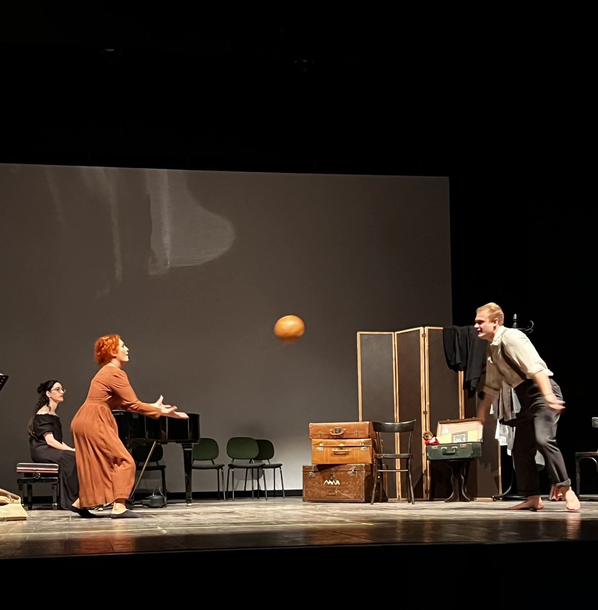 Appuntamento a L'Aquila, questa sera alle ore 19,00, all'Auditorium del Parco, per il debutto di "ESULI, racconti istriani, fiumani e dalmati."
La nuova produzione del TEATRO STABILE d'ABRUZZO per I Cantieri dell'Immaginario.
Biglietti su CiaoTickets 👇
ciaotickets.com/it/biglietti/e…