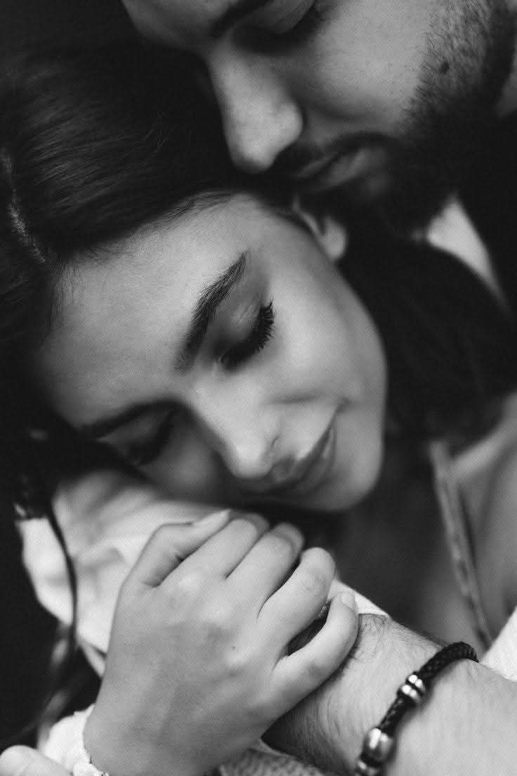 لا أعلم 
مدى عشقي له
ولكني أعلم 
أني بلا أنفاسه
لا أشعر بالحياه... 💭