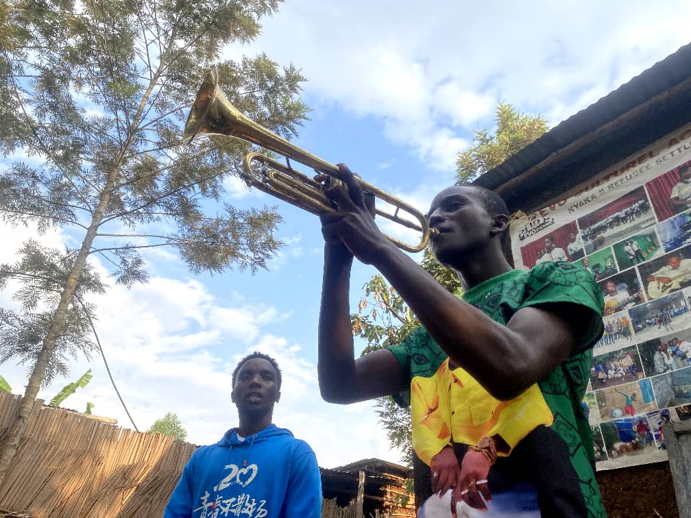 musicbeyond_org's tweet photo. Comme promis, nous sommes ravis d’annoncer que @OneforusFound a officiellement reçu son Cadeau Spécial 🎁 pour sa magnifique participation à notre #UnderTheSameStars Dance Challenge !
Leur vidéo a mis en lumière le travail puissant qu’ils accomplissent auprès des enfants réfugiés congolais dans le camp de réinstallation de Tchaka, en Ouganda – et nous sommes honorés de soutenir leur mission avec :
🎸 1 Guitare + Valise
🎶 1 Jeu de cordes pour guitare
🎺 1 Trompette Sib + Valise
📚 2 Guides pédagogiques pour professeurs de musique en école primaire
🛢 Huile pour trompette
Ceci est notre petite façon de dire merci pour l’utilisation de la musique et de la danse afin d’apporter espoir, guérison et joie. 💕
Ensemble, nous brillons vraiment plus fort sous les mêmes étoiles. 🌟✨
#MusicBeyond #danceforchange #underthesamestars #oneforusfoundation #hopethroughmusic #refugeesupport #globalunity #donate