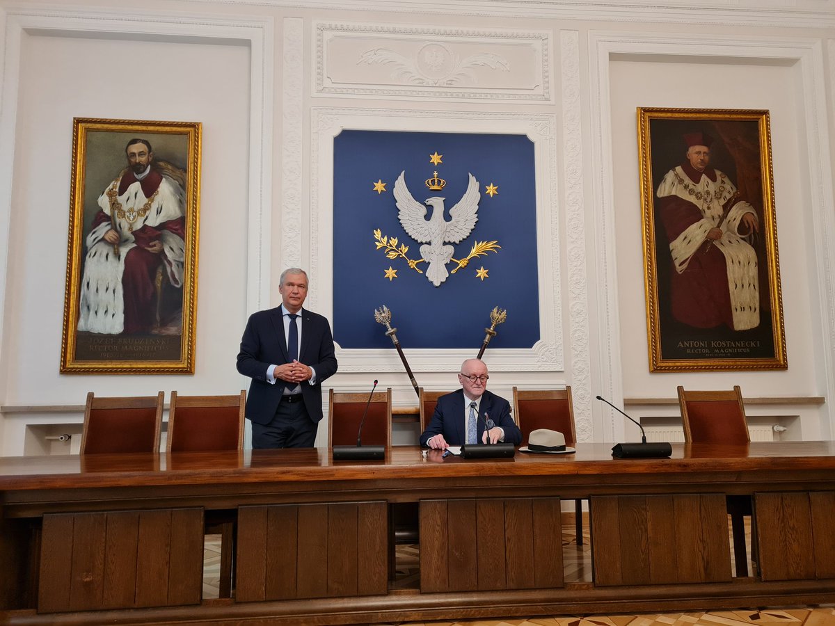 W Sali Senatu <a href="/UniWarszawski/">Uniwersytet Warszawski</a> odbyła się uroczystość wręczenia dyplomów białoruskim absolwentom V edycji Studium Dyplomatycznego <a href="/SEW_UW/">Studium Europy Wschodniej UW</a>. W uroczystości wziął udział Sekretarz Stanu w <a href="/MSZ_RP/">Ministerstwo Spraw Zagranicznych RP 🇵🇱</a> <a href="/MarcinBosacki/">Marcin Bosacki</a>.