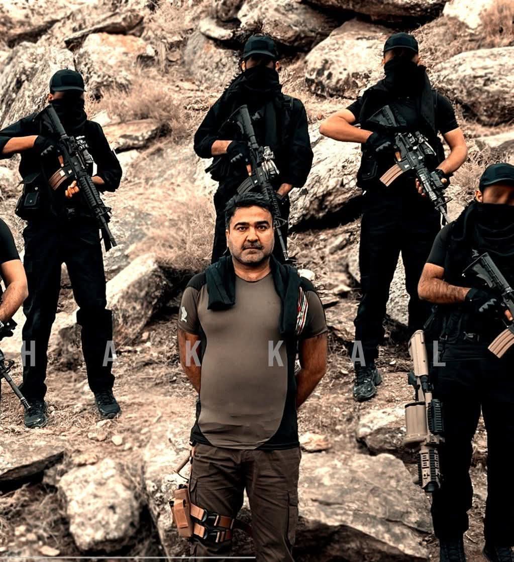 عام بلوچ کے پاس کپڑے کے 3 جوڑے نہیں۔ محمود اچکزئی۔

لیکن اچکزئی کی بیٹی تاتڑہ اچکزئی، بشیر زیب کا بھائی اور ماہرنگ لانگو کے پاس سرکاری نوکری ہے.
بشیرزیب کے پاس جدید امریکی اسلحہ اور پہننے کو وہ لباس جو بھارتی black cats کے پاس ہوتا ہے
اللہ نذرکے پاس اومان میں کاروبار ہے اور اسکا