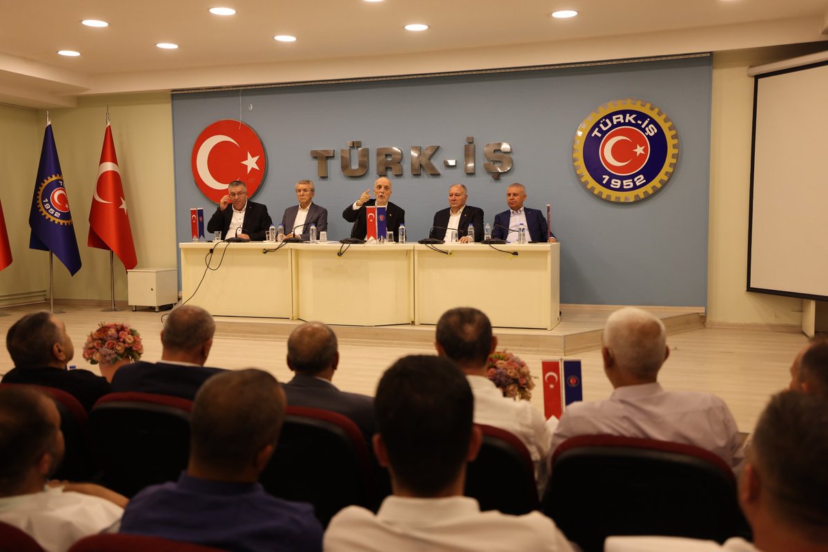 Bugün 600 bin kamu işçisini ilgilendiren toplu sözleşme süreciyle ilgili olarak Konfederasyonumuz TÜRK-İŞ’in önünde kitlesel basın açıklamasında bulunduk.
Genel Başkanımız Ergün Atalay tarafından yapılan açıklamada taleplerimizin haklı ve makul olduğunu, barışçıl yollarla sorunu