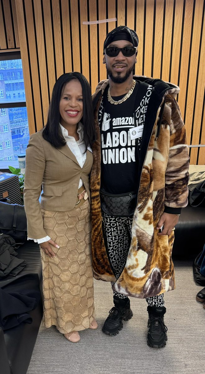 Claudia Webbe (@claudiawebbe) on Twitter photo Chris Smalls, who led worker strikes against Amazon and put his body on the line for Palestinians, should be free.
Solidarity. Chris Smalls, who led worker strikes against Amazon and put his body on the line for Palestinians, should be free.
Solidarity.