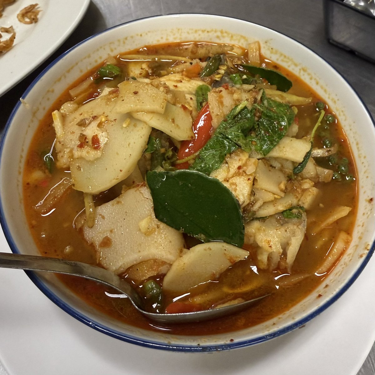 ร้านอาหารหน้าผาปลาทอดมัน ร้านนี้เลยที่ทุกคนชอบแวะตอนมานครสวรรค์ เมนูที่ทุกโต๊ะต้องสั่ง ทอดมันปลากราย เนื้อเหนียวนุ่ม มีความหนุบหนับ อร่อย ส่วนเมนูอื่นๆที่เราชอบก็มีกุ้งทอดแพ แกงป่า ผัดฉ่า ก็ดี รสชาตินวลๆ ไม่เผ็ดมาก ราคาดีด้วยจานละ 150฿ <a href="/aroii/">@aroii บอกต่อ</a> #อร่อย