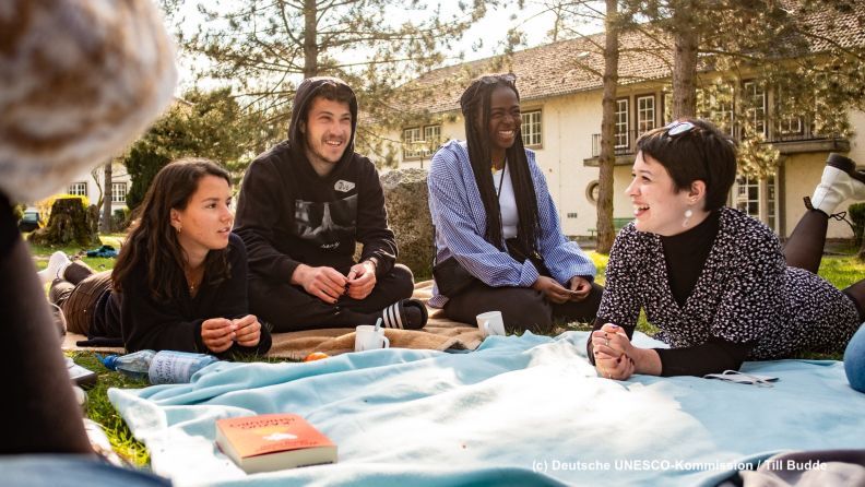 30 de julio, Día Internacional de la Amistad, pensemos en que el respeto mutuo, el diálogo y la solidaridad entre pueblos son los pilares de la paz. Que viva la amistad con empatía, cercanía e interés por el otro. 🥂
<a href="/ONUBolivia/">ONU Bolivia</a> #Paraguay