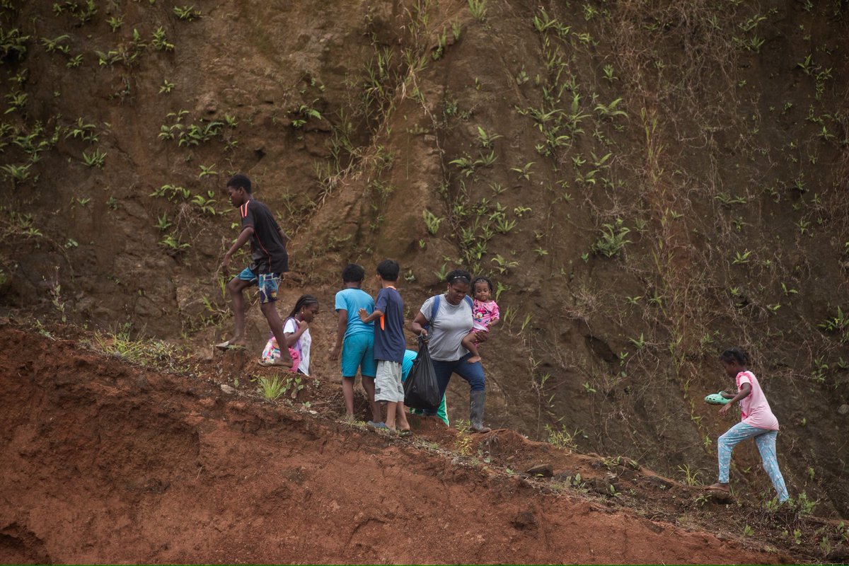 eLmuRCy_'s tweet photo. Alerta de Tsunami en Bahía Solano, Chocó, en el corregimiento del Valle acataron las recomendaciones, turistas y nativos buscaron las zonas más altas del corregimiento en las horas recomendadas por las autoridades. https://t.co/kXMMkLAm3z