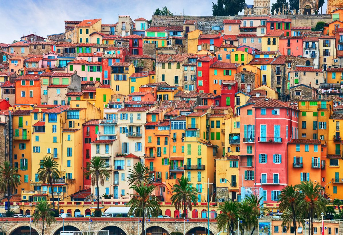 Je n'oublierai jamais ma première visite à Menton. 

C'est une ville absolument magnifique, bercée par le soleil et la mer.

Située à la frontière franco-italienne, la ville de Menton est une véritable perle. Ses façades aux douces couleurs pastel envoûtent et offrent un joli