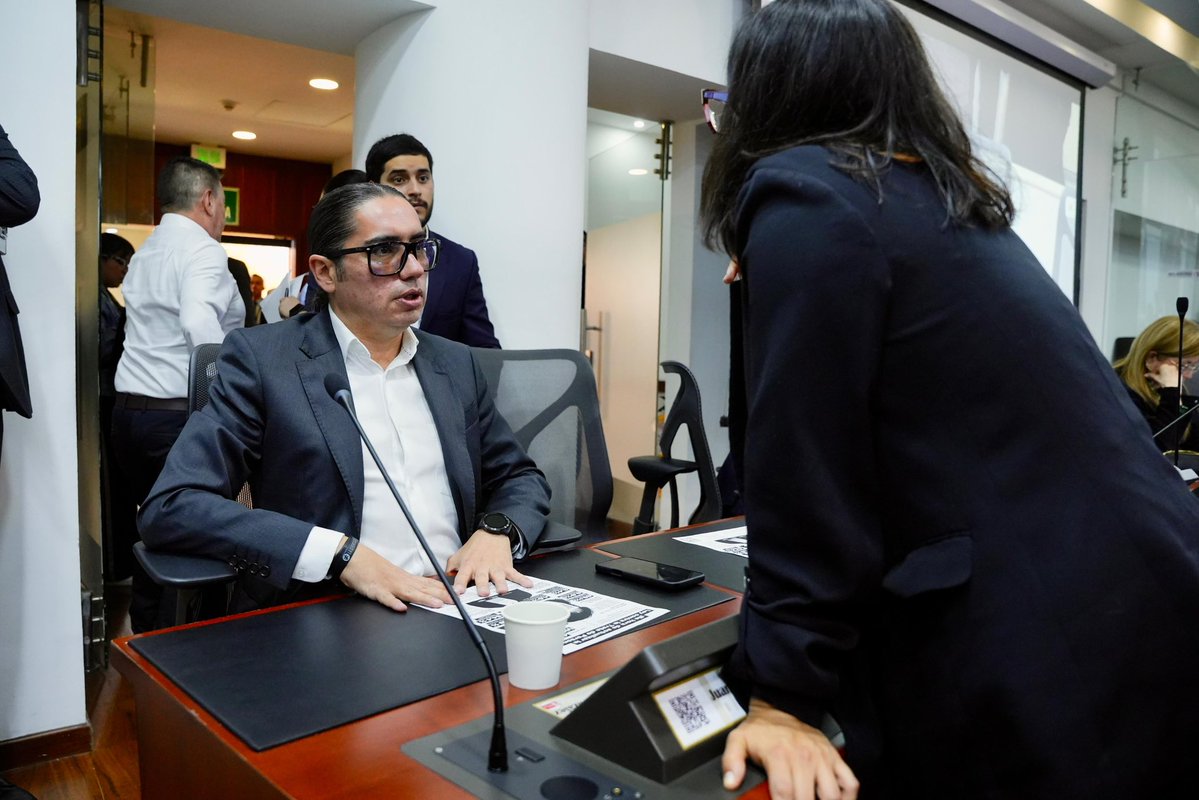 2/ En Caldas hemos visto casos de falsas agencias de modelaje que engañan a jóvenes con promesas falsas. Hoy les decimos: no están solas ni solos. Esta ley fortalece la prevención, la atención y la justicia. 🧠📲
