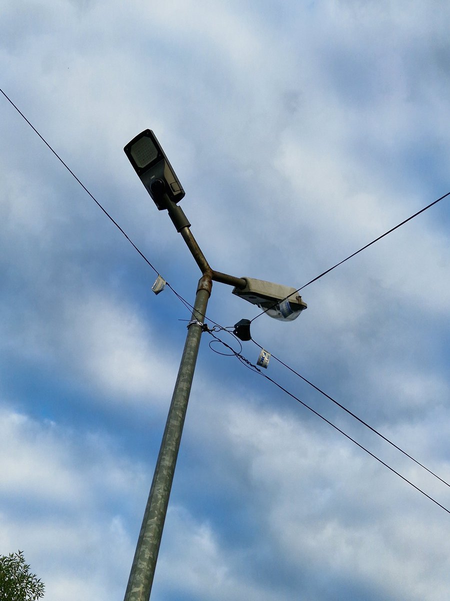 Optisko kabeļu menedžments. 
Ka ierasti, dienvidu zemēs visi elektrības vadi un kabeļi ir iekārti gaisā. Pilsētās izskatās drusku haotiski. Attēlā optiskās škiedras kabelis ar speciālu "vada saudzējošo" līkumiņu