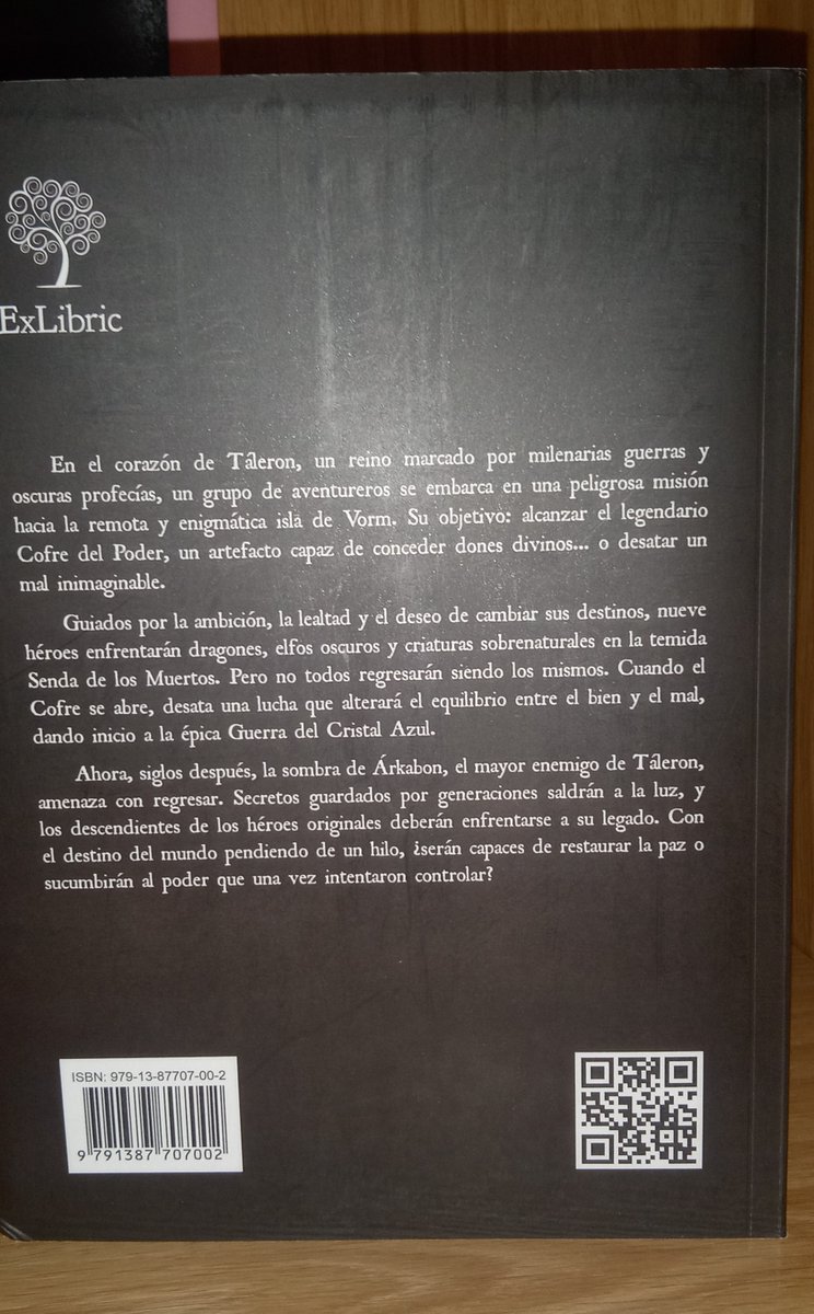 Y aquí lo tenemos, por fin en casa. Llegó hace tiempo, pero los horarios hosteleros son incompatibles con casi todo y no he podido recogerlo hasta hoy.

Con todos ustedes, "Las armas de dragón" del jovencísimo Daniel Narváez Ruiz.
Francamente, tiene una pinta estupenda.
Ganazas.