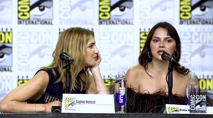 butchershipman's tweet image. Alguém tem que impedir a sophie de ficar assim olhando pros outros como se ela tivesse apaixonada