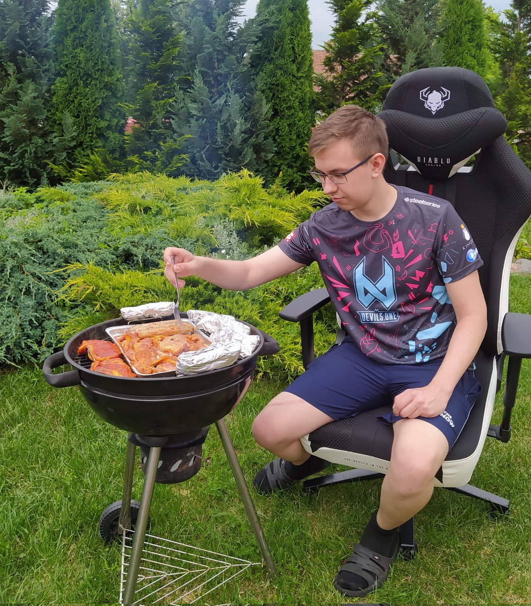 Mateusz „Kr0piak” Kropiewnicki (@kr0piak) on Twitter photo Kolejny dzień, kolejne PoRiftowe studio!
Widzimy się po szybkim 1-meczowym dniu <a href="/RiftLegendsPL/">Rift Legends</a>
A naszym gościem ? Nowy nabytek <a href="/Back2TheGamePL/">Back2TheGame</a> - <a href="/Kralzer1/">many</a>
Popytamy jak tam po powrocie do Polski u Manego 😎
Dodatkowo w ramach zastępstwa za Dylana będzie dziś ze mną pewien Kolejny dzień, kolejne PoRiftowe studio!
Widzimy się po szybkim 1-meczowym dniu <a href="/RiftLegendsPL/">Rift Legends</a>
A naszym gościem ? Nowy nabytek <a href="/Back2TheGamePL/">Back2TheGame</a> - <a href="/Kralzer1/">many</a>
Popytamy jak tam po powrocie do Polski u Manego 😎
Dodatkowo w ramach zastępstwa za Dylana będzie dziś ze mną pewien