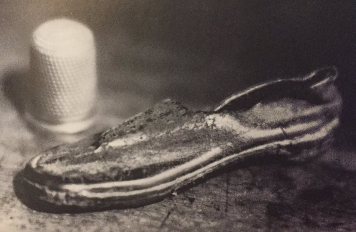 The shoe was allegedly discovered in 1835 in the Beara Peninsula of Southwest Ireland and was made from mouse skin.

Do you believe in leprechaun shoemakers?
x.com/HomerosHayyam4…