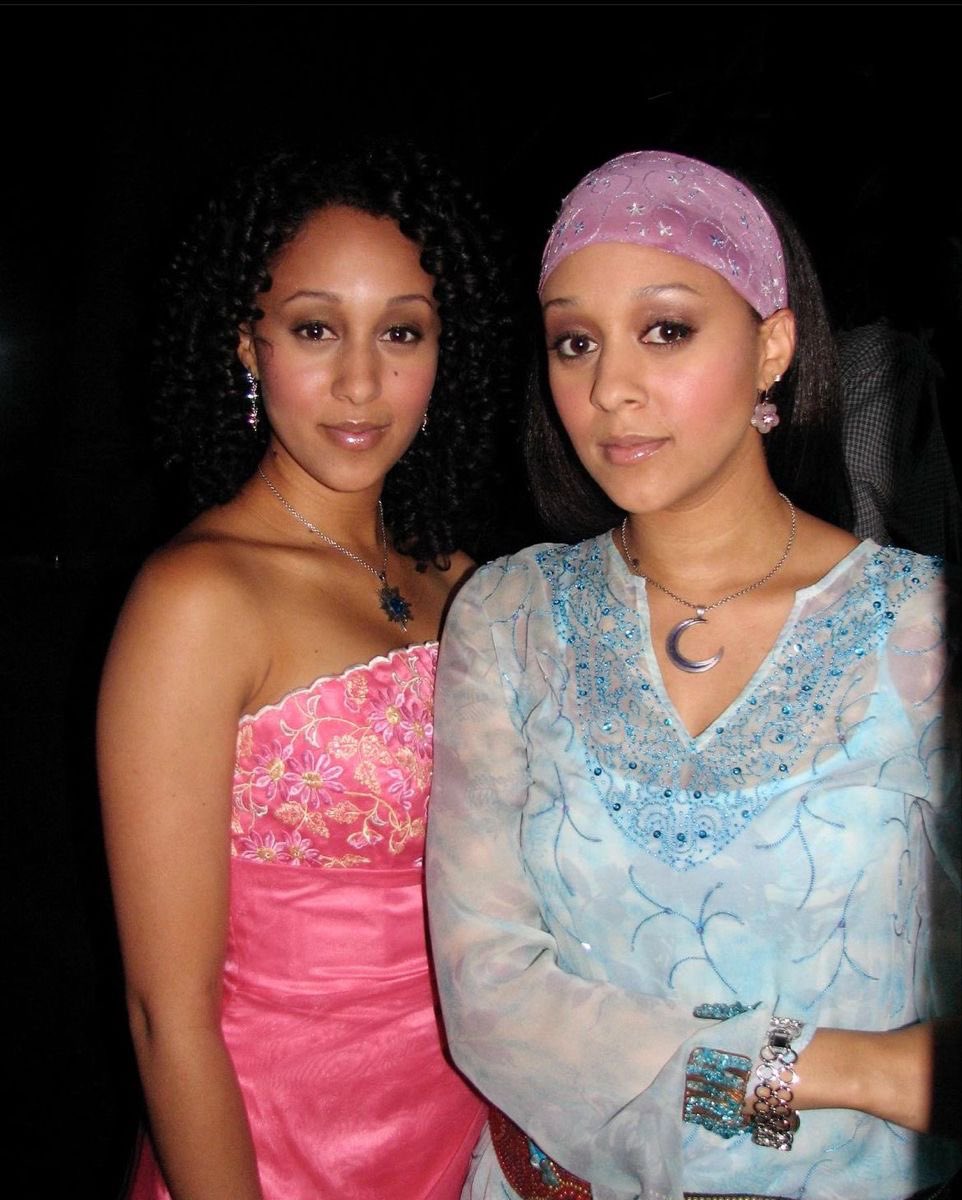 tamera &amp; tia on the set of 'twitches', 2005