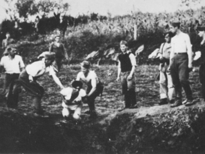 29. i 30. jula 1941. na dvadeset gubilišta u okolini Livna desili su se masovni pokolji srpskog stanovništva. Do tada su ustaše tvrdile kako se Srbi proteruju u Srbiju i pozivali ljude na dogovor o odlasku, a zapravo su ih ubijali. Kada su krenuli masovni pokolji, više nije⬇️