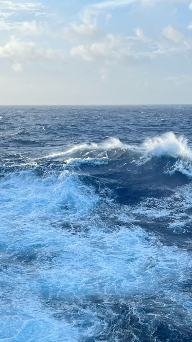 Là où le ciel
touche la mer
je dépose mes pensées🕊️