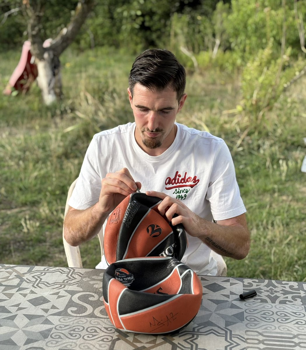 EuroLeague France 🇫🇷 (@euroleaguefr) on Twitter photo 🚨 Alerte #JeuConcours
À 2 mois précisément de la reprise, nous vous offrons un ballon 🏀#EuroLeague signé de la main de Nando De Colo !
Pour participer, rien de + simple :
- Suivre <a href="/EuroLeagueFr/">EuroLeague France 🇫🇷</a>
- identifiez 2 amis en com 👇
- Republier ce post
TAS Vendredi 8 août 20h⏳ 🚨 Alerte #JeuConcours
À 2 mois précisément de la reprise, nous vous offrons un ballon 🏀#EuroLeague signé de la main de Nando De Colo !
Pour participer, rien de + simple :
- Suivre <a href="/EuroLeagueFr/">EuroLeague France 🇫🇷</a>
- identifiez 2 amis en com 👇
- Republier ce post
TAS Vendredi 8 août 20h⏳