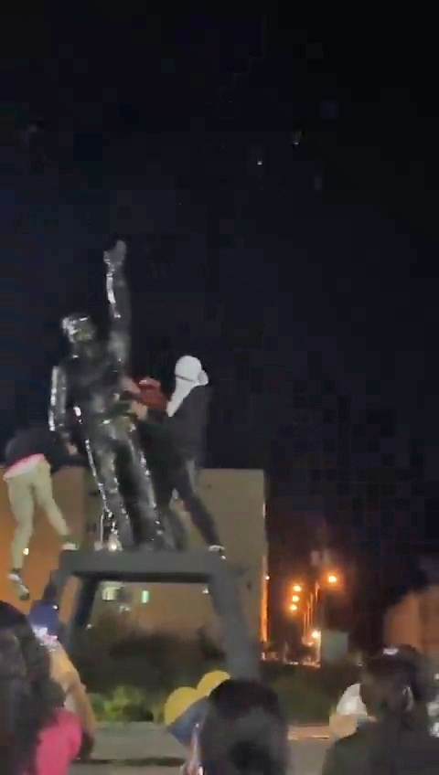La estatua de Hugo Chávez derribada el 29 de julio de 2024 en Los Teques alrededor de las 9 pm tiene una historia, por decir lo menos, curiosa. Hagamos un pequeño hilo con el relato: