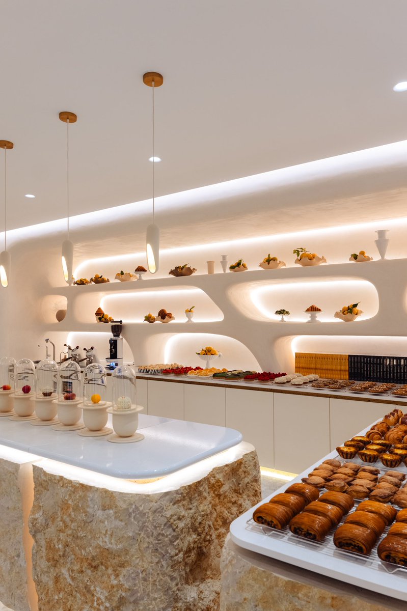 Heureux d’annoncer l’ouverture du salon de thé &amp; boutique Cédric Grolet Monte-Carlo au patio de l’Hôtel de Paris. Le chef, élu Meilleur Pâtissier du Monde 2018, devient aussi Chef Pâtissier Exécutif du Palace. Bienvenue à Monaco !