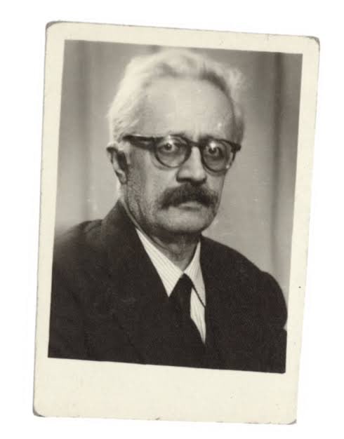 Reşad Ekrem Koçu'ya dair bir hatıra:

"Onu son olarak, ölümüne yakın, bir öğle üzeri Divanyolu'nda, cadde üstündeki Çınar Lokantası'nda gördüm. Camın kenarındaki bir masada rakısını koymuş, hem yemek yiyor hem de içkisini içiyordu. O günler, sağ ve sol güçlerin sık sık caddelerde