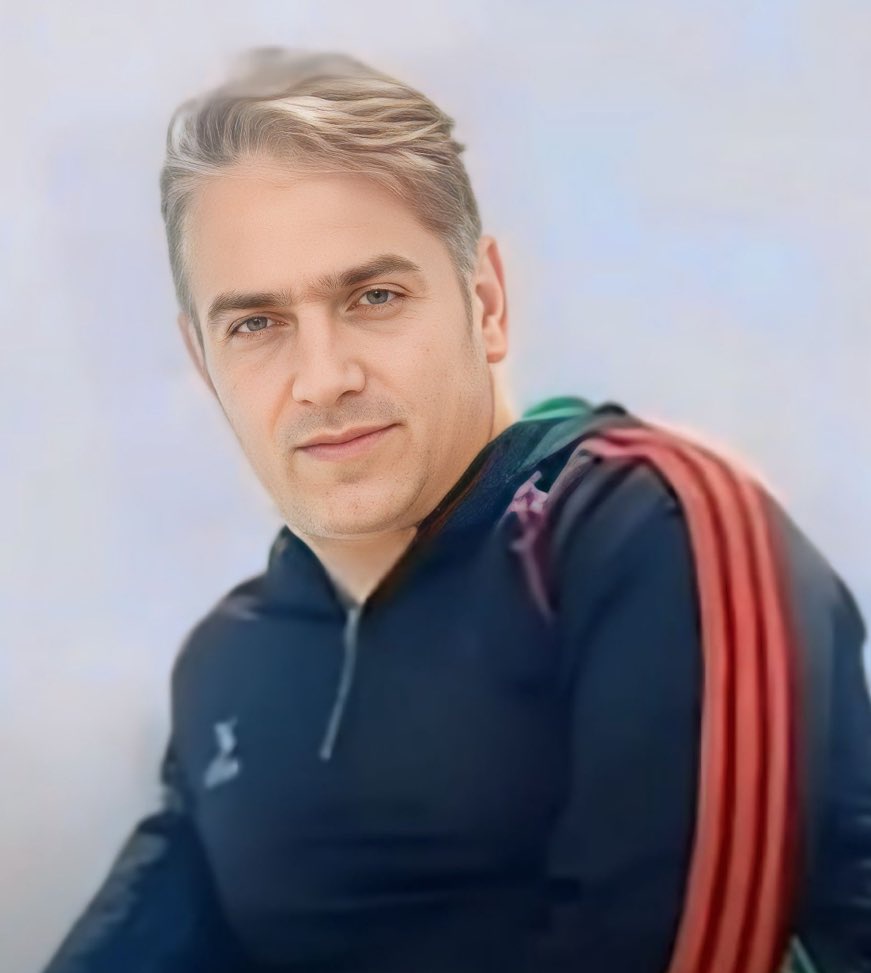 تولد مدیر شریفی است که حاضر نشد برای شناسایی دانش‌آموزان معترض، دوربین‌ها را بدهد زیر فشارهای امنیتی مهر۱۴۰۱ فوت کرد. از نام‌هایی که کم رسانه‌ای شده.
#علی_جلیلی