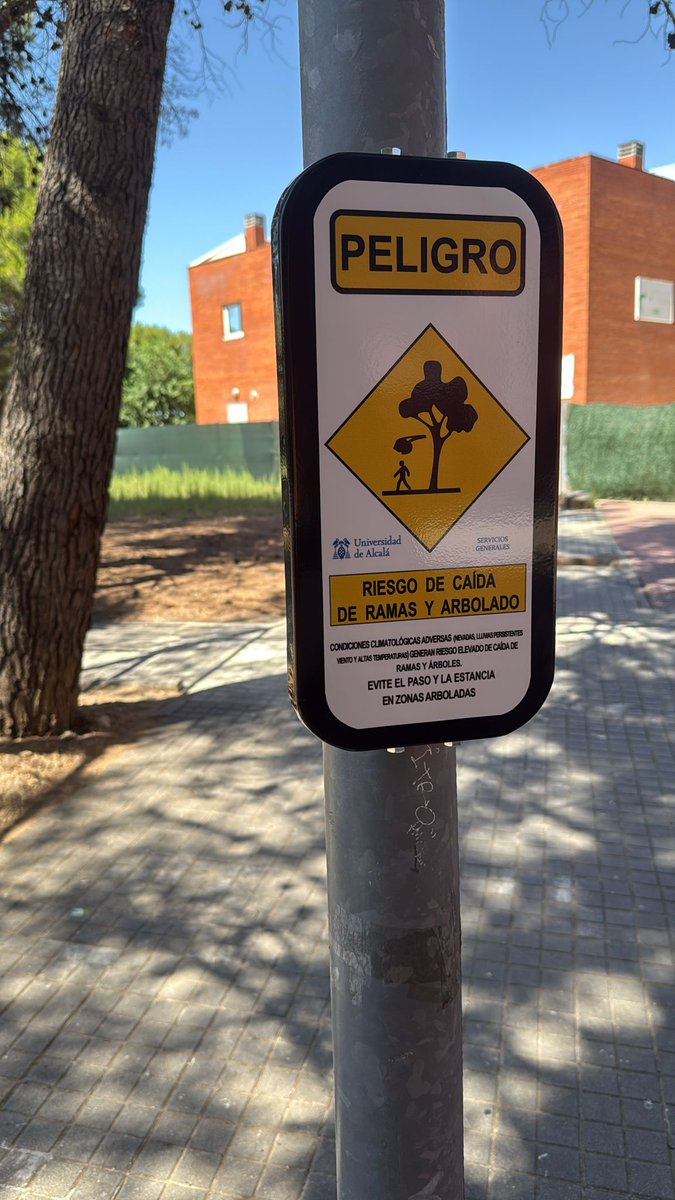 kamiladas's tweet photo. @UAHes gracias por el aviso, entiendo que las armaduras talla XL y 18 meses las proporcionáis en administración? Una ayudita para el mantenimiento:
"Si el árbol esta seco o  representa un riesgo, aplica la reposición por año de edad con un ejemplar adulto autorizado" De nada 😉 https://t.co/z30mnCBC5B